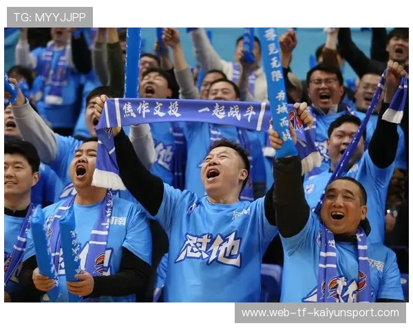 球迷热情支持，场上气氛火爆！，球迷们正在为队员们加油鼓劲