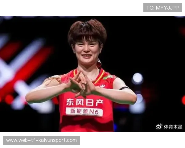 王祉怡首次担纲第一单打重任,直落两局击败莱恩,为中国队锁定开门红。 王祉怡首次担纲第一单打重任,直落两局击败莱恩,为中国队锁定开门红。